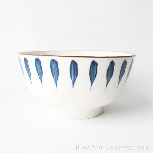 ciotole di diversi stili e dimensioni stoviglie in ceramica